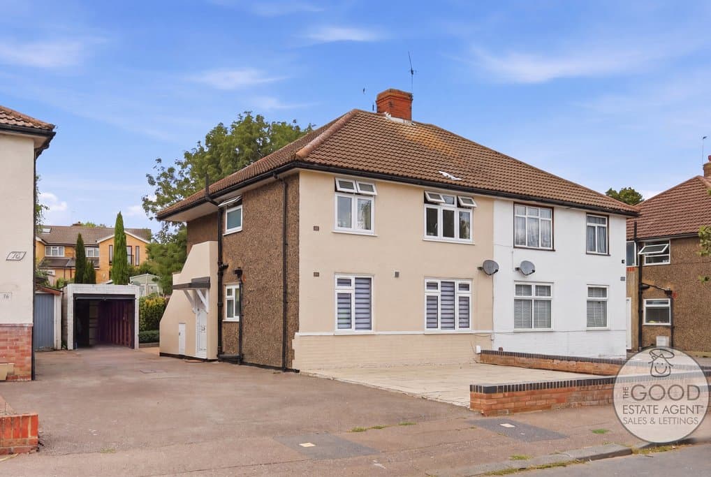 River Way, Loughton, IG10 3LL