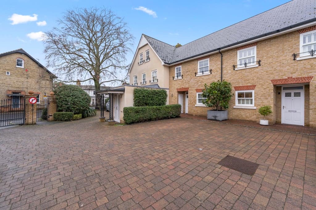 Holly Close, Sunbury on Thames, Middlesex TW16 6BA