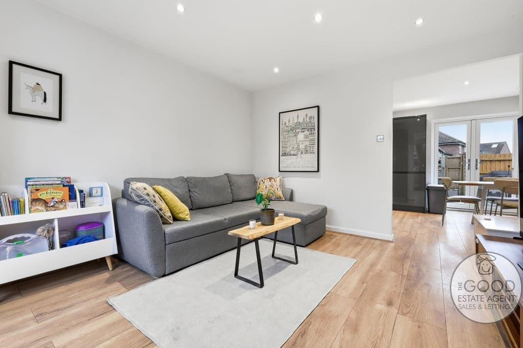 Homecroft Gardens, Loughton IG10 3RB